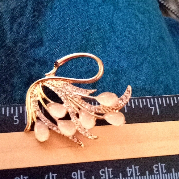 Elegant Gold Tone And White Accent Swan Brooch - Picture 5 of 5